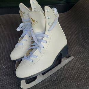 AMERICAN Brand SKATES SIZE 4 For Girls ...Women W smaller Feet